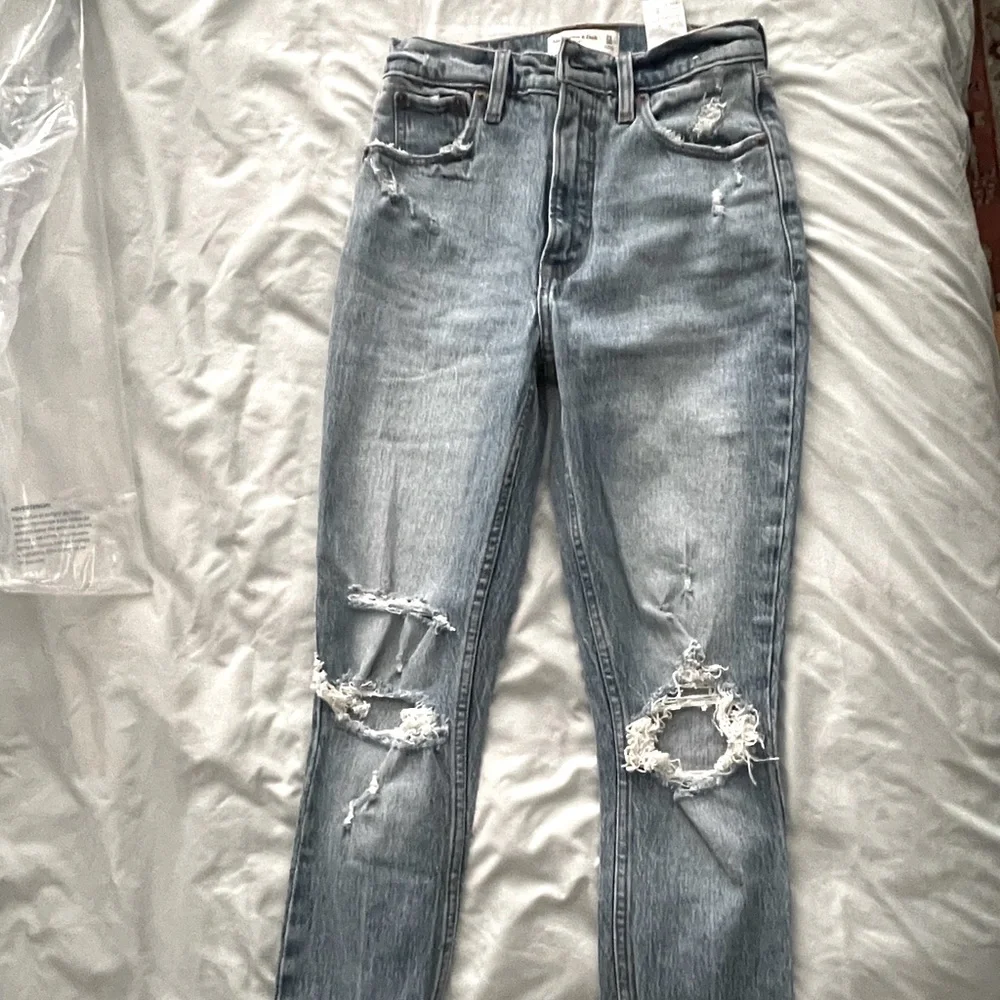 Abercrombie & Fitch “The skinny high rise” distressed jeans - Picture 2 of 2